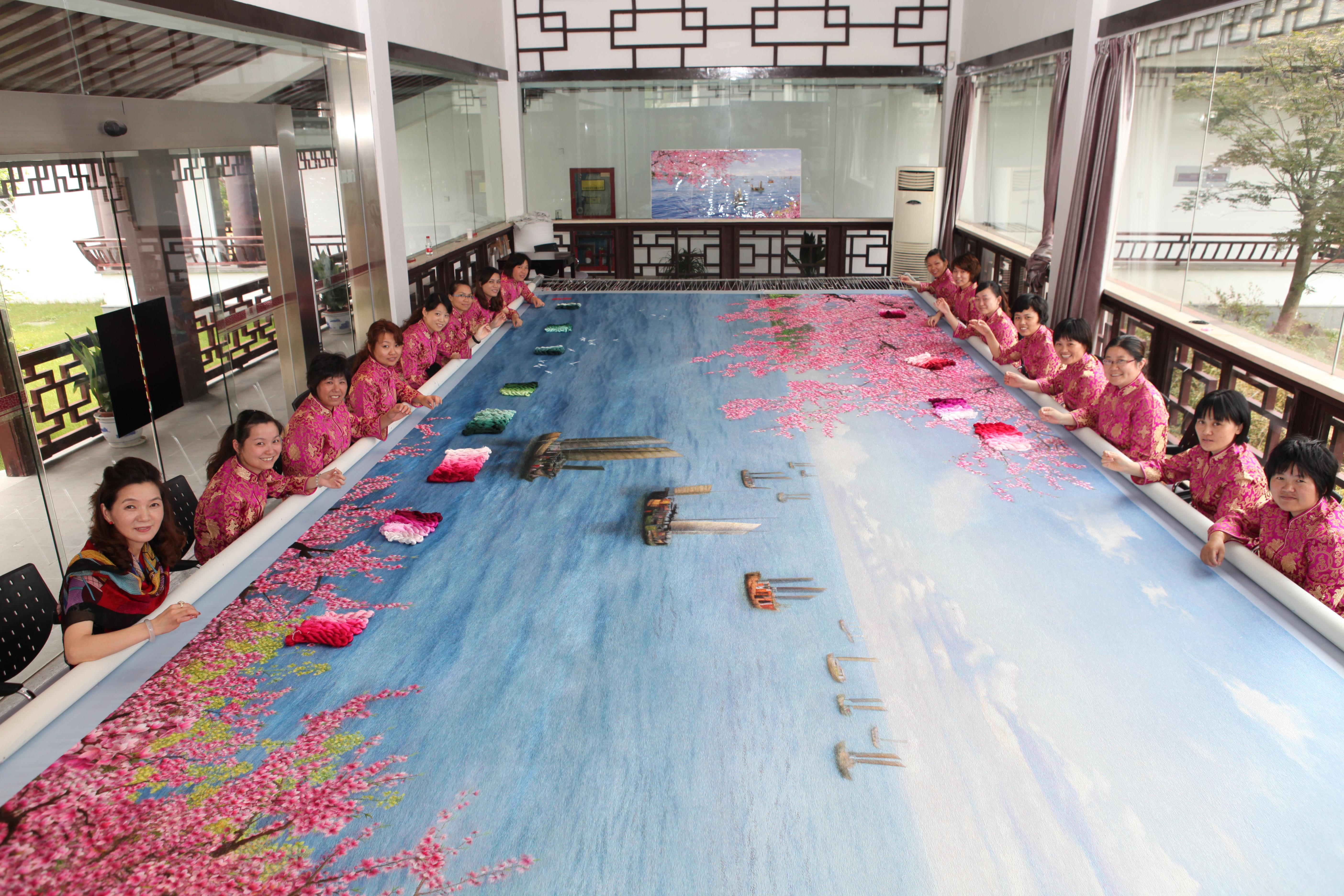 2012年，姚建萍領(lǐng)銜創(chuàng)作蘇繡《春早江南》（傳）.jpeg